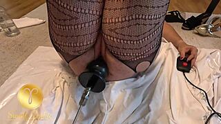 uhh, tried my stepsister’s fickmachine… fat ass n fat pussy in netzstrümpfen, ya know!