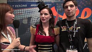 Me follo fuertemente a mi hermanastra y me corro dentro de su co�o