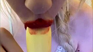 Elza Kom says, 'Watch my sexy dance and blowjob in lingerie'