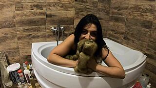 i'm milfy calla doin' pee play in the bathtub wearin' fur coat and pantyhose, feelin' so sexy.