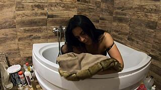 i'm milfy calla doin' pee play in the bathtub wearin' fur coat and pantyhose, feelin' so sexy.