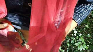 मैंने देसी गर्लफ्रेंड को बॉयफ्रेंड के साथ आउटडोर डॉगीस्टाइल थ्रीसम में चोदा