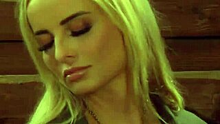 कर्वी बिग नेचुरल बूब्स लेस्बियन स्लेव्स मिस्ट्रेस के लिए अंड्रेस्ड होती हैं