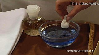 कर्वी बिग नेचुरल बूब्स लेस्बियन स्लेव्स मिस्ट्रेस के लिए अंड्रेस्ड होती हैं