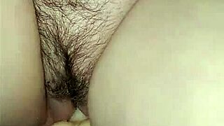 हैंडकफ्ड अमेचर वाइफ मैकेनिकल डिल्डो के साथ