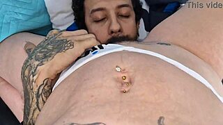 लैटिना नोविन्हा काले लंड पर कम करते हुए जोर से हिलती है