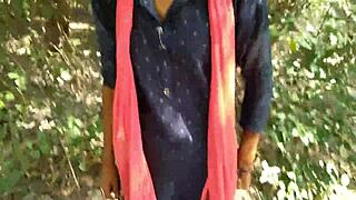 मैंने देसी गर्लफ्रेंड को बॉयफ्रेंड के साथ आउटडोर डॉगीस्टाइल थ्रीसम में चोदा