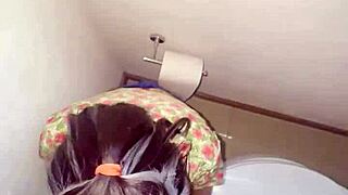 पेटाइट कॉलेज स्टूडेंट को पार्टी बाथरूम में पहला आउटडोर फक मिलता है