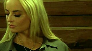 कर्वी बिग नेचुरल बूब्स लेस्बियन स्लेव्स मिस्ट्रेस के लिए अंड्रेस्ड होती हैं