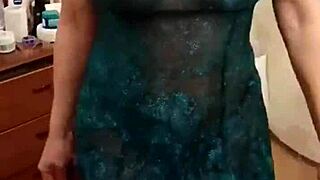 cuando mi novia se va de casa yo pongo a mi suegra a chupar mi polla y me la follo hasta por el culo