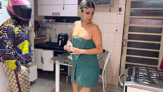 Minha esposa safada greets delivery guy naked at door