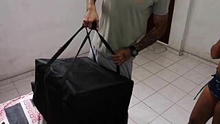 Mi nueva compañera colombiana prueba juguete sexual de tantaly comparando vagina real con muñeca