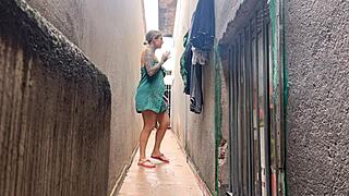 Minha esposa safada greets delivery guy naked at door