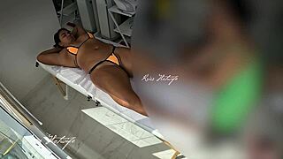 Coloquei meu bikini safado para massagem e o massagista ficou louco vendo minha bucetinha pulando para fora do bikini
