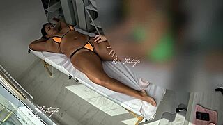 Coloquei meu bikini safado para massagem e o massagista ficou louco vendo minha bucetinha pulando para fora do bikini