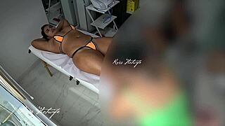 Coloquei meu bikini safado para massagem e o massagista ficou louco vendo minha bucetinha pulando para fora do bikini