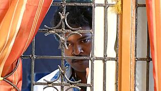 Ippadi oru kolutha aunty a yaru vandamnu soluvaga