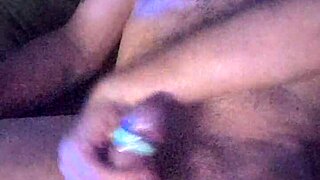 गंदी मेच्योर हिलाती है और फ्लैश करती है