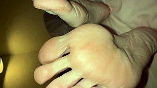 18-Year-Old Stepdaughter Teaches Anal Winking in Webcam Studio