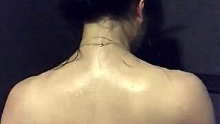 एशियन स्लट वाइफ जिम शावर में डिल्डो और वाइब्रेटर से मस्ती करती है