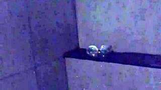 एशियन स्लट वाइफ जिम शावर में डिल्डो और वाइब्रेटर से मस्ती करती है