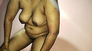 दिलचस्प इंडियन एशियन देसी लड़की हब्बी के लंड को चूसती है फिर चूत चोदाई से पहले