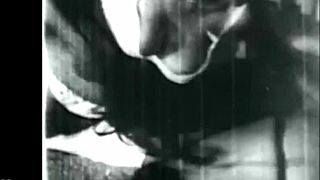 घर के बाहर रहस्यमयी खालीपन की पुकार का मज़ा