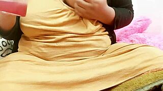 अरे, मेरे दोस्त की बहन अपनी चूचियों के साथ ऐसा क्यों खेल रही है?