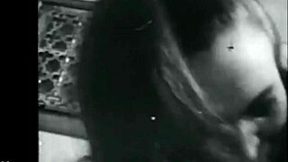 घर के बाहर रहस्यमयी खालीपन की पुकार का मज़ा