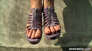 Babe gets her toes sucked in a detailed footjob session