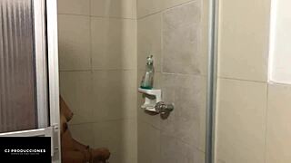 Mi hermanastra viene cachonda a mi casa para que le dé bien duro