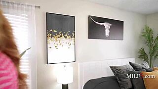 इन्फ्लुएंसर मिल्फ प्लंबर को स्ट्रीम पर चोदने के लिए मनाती है, बड़े बूब्स उछालते हुए काउगर्ल राइड