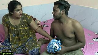 गाँव की भाभी ने अपनी खूबसूरत चूत दिखाई सेक्स के लिए! लेकिन रुकिए, क्या आगे रैंच एनल है या क्यूट कुकोल्ड गांड चुदाई?