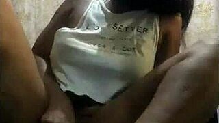 टाइट 18+ ब्रूनेट पहली बार बड़े काले लंड पर ग्रुप में स्क्वर्ट करती है