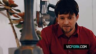 हॉट ब्रूनेट मिल्फ प्रेस्टन पार्कर टेबल के नीचे फंसी, पैंटीज के बिना रफ डॉगीस्टाइल फकिंग मिलती है।