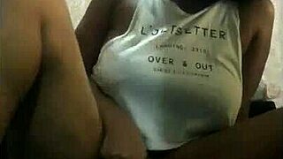 टाइट 18+ ब्रूनेट पहली बार बड़े काले लंड पर ग्रुप में स्क्वर्ट करती है