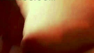 मेरे हसबैंड का डैड सो रहा है, तो मैं इस मेच्योर स्टड को चोदने के लिए स्नीक करती हूँ 😏