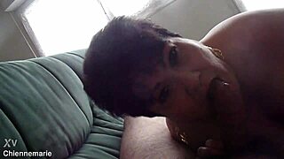 Chienne gets blowjob and facial cumshot from amateurs