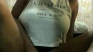 टाइट 18+ ब्रूनेट पहली बार बड़े काले लंड पर ग्रुप में स्क्वर्ट करती है