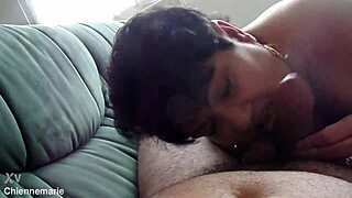 Chienne gets blowjob and facial cumshot from amateurs