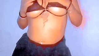 बस चिल कर रहा हूँ इन बड़े बूब्स के साथ, उसे खेलते देख रहा हूँ