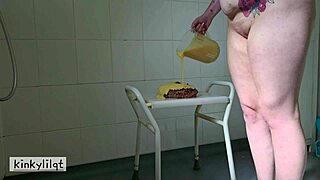 kinkylilqt squashes cake with dirty ass, worships it, then fucks herself with dildo