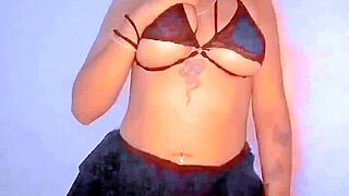 बस चिल कर रहा हूँ इन बड़े बूब्स के साथ, उसे खेलते देख रहा हूँ