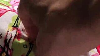 ensino minha meia-irmã a brincar no celular enquanto a faço sentir meu pau enorme sex toy