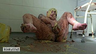 kinkylilqt squashes cake with dirty ass, worships it, then fucks herself with dildo