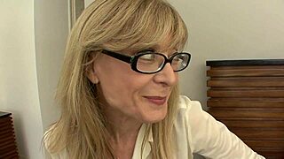 मैंने अपने स्टेपसन को जर्क ऑफ करते हुए पकड़ा और अब उसके इरेक्ट कॉक पर जम्प कर रही हूं, काउगर्ल और मिशनरी राइड 60 साल की उम्र में