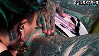 मैं अनएक्सपीरियंस्ड टैटूड हिप्पी लड़की अल्टरनेटिव पॉर्नस्टार से एनल सीख रही हूं