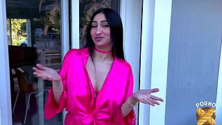 Didi la belle brunette veut se prendre deux bites