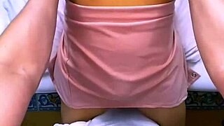 el estudiante invita a la madrastra a su habitación y no paran en caricias