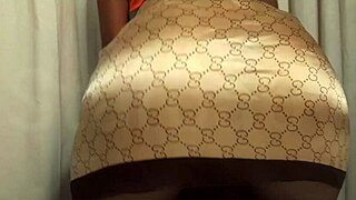 Watch this teen girl masturbate solo